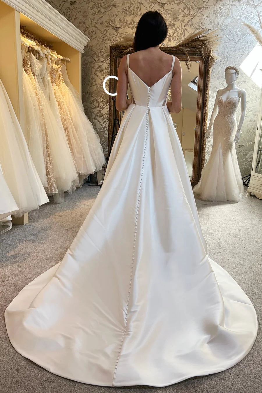 Robe de mariée trapèze à décolleté en cœur et traîne découpée avec fente
